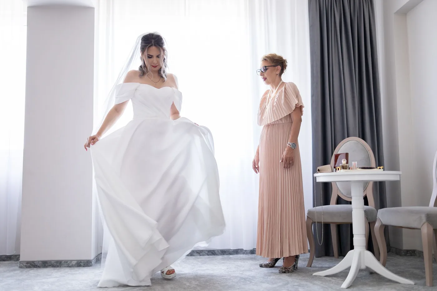 Elegantní šaty vhodné pro svatební matku